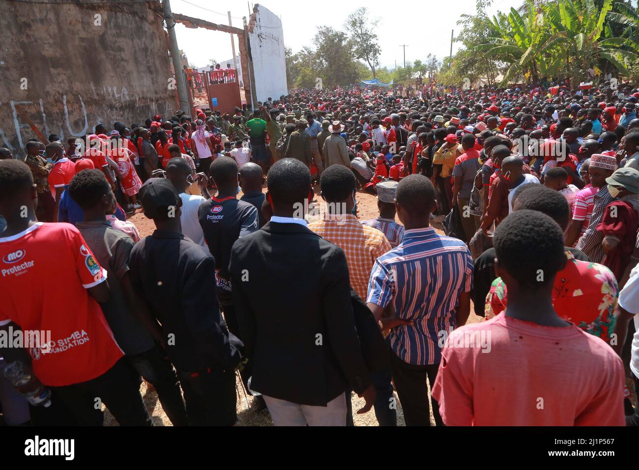 Fußballfans vor dem Lake Tanganjika Stadium, die teilnehmen möchten, um sich das Spiel anzusehen. FOTO VON MICHAEL MATEMANGA Stockfoto