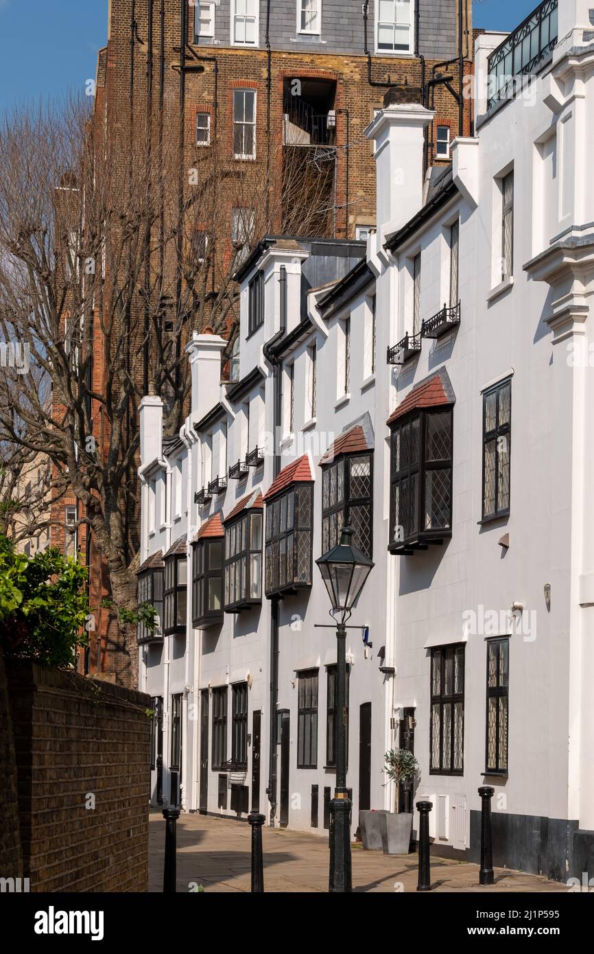 Weiß gestrichenes Wohnhaus am Canning Place, Queen's Gate, Kensington, London, Großbritannien. Stockfoto