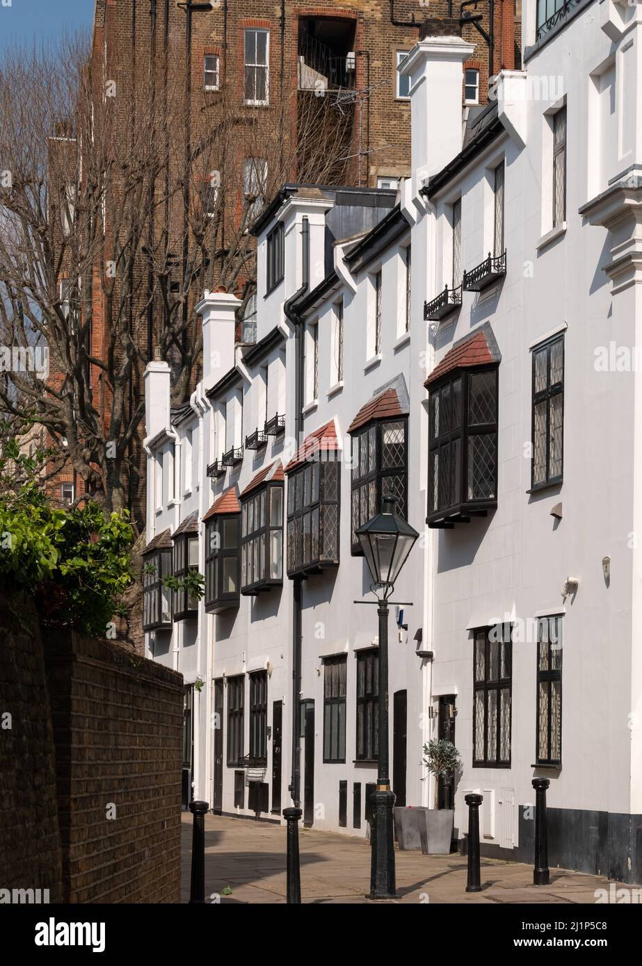 Weiß gestrichenes Wohnhaus am Canning Place, Queen's Gate, Kensington, London, Großbritannien. Stockfoto