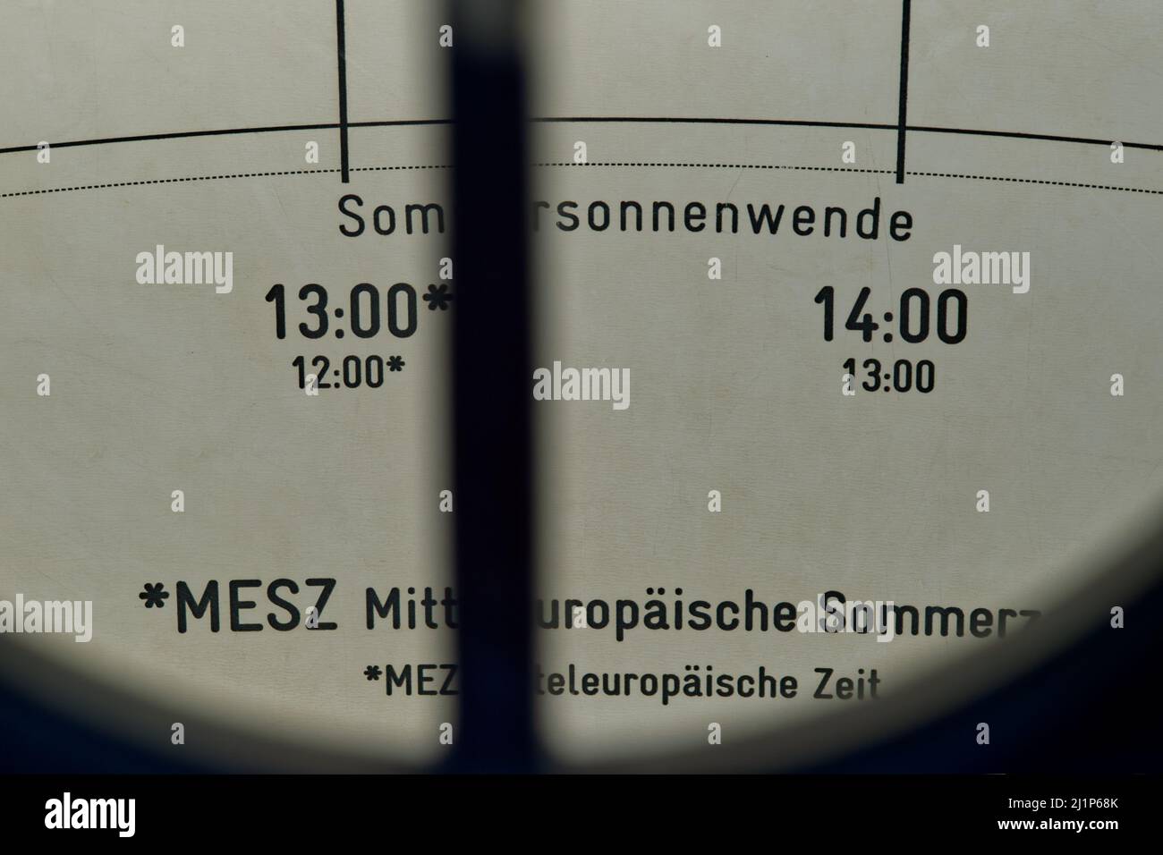 Nahaufnahme der Zeitanzeige für MESZ auf einem Sonnenrad (MESZ = Abkürzung für MESZ oder UTC + 2) Stockfoto