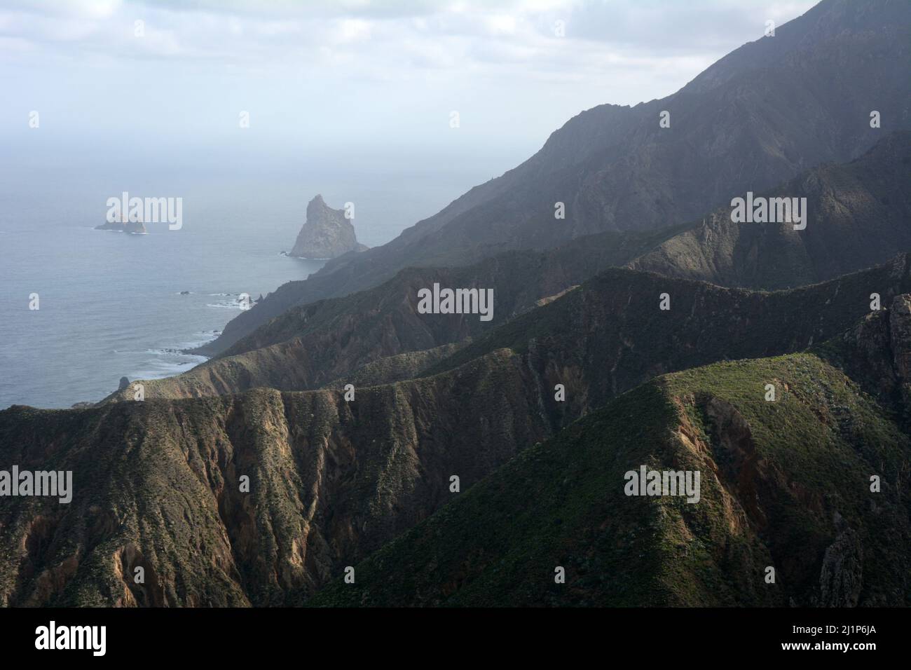 Anaga Rural Park und das Anaga-Gebirge über dem Atlantischen Ozean bei Taganana, der Nordküste der Insel Teneriffa, Kanarische Inseln, Spanien. Stockfoto