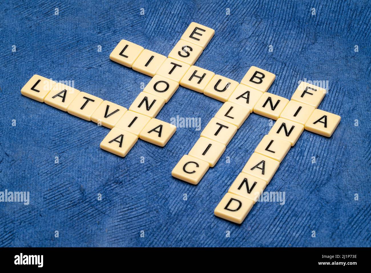 Baltikum, Lettland, Estland, Litauen und Finnland, Kreuzworträtsel in Elfenbein Buchstaben Fliesen gegen strukturierte handgemachte Papier Stockfoto