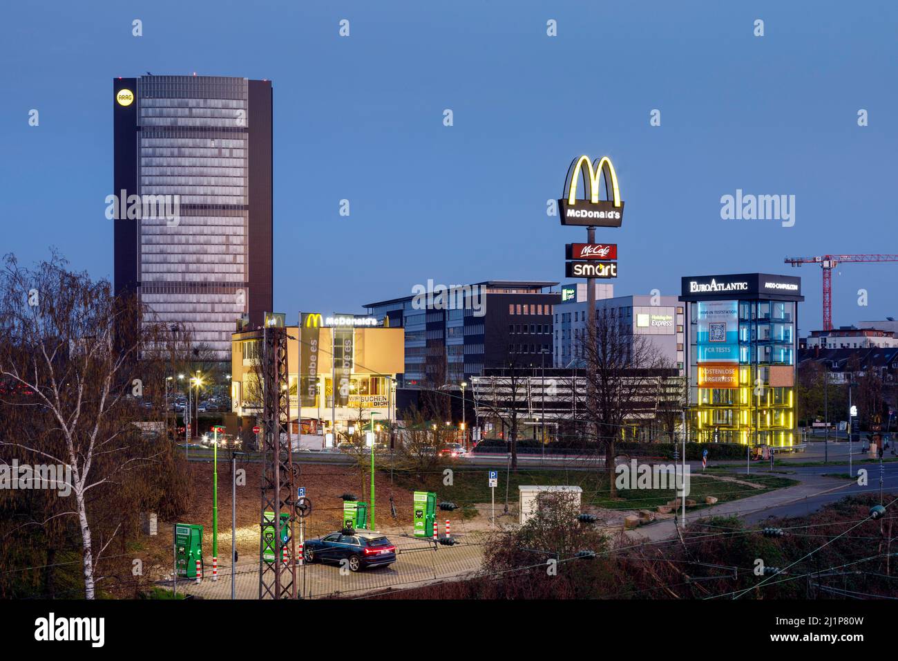 Ladestation für Elektrofahrzeuge vor McDonald’s Stockfoto