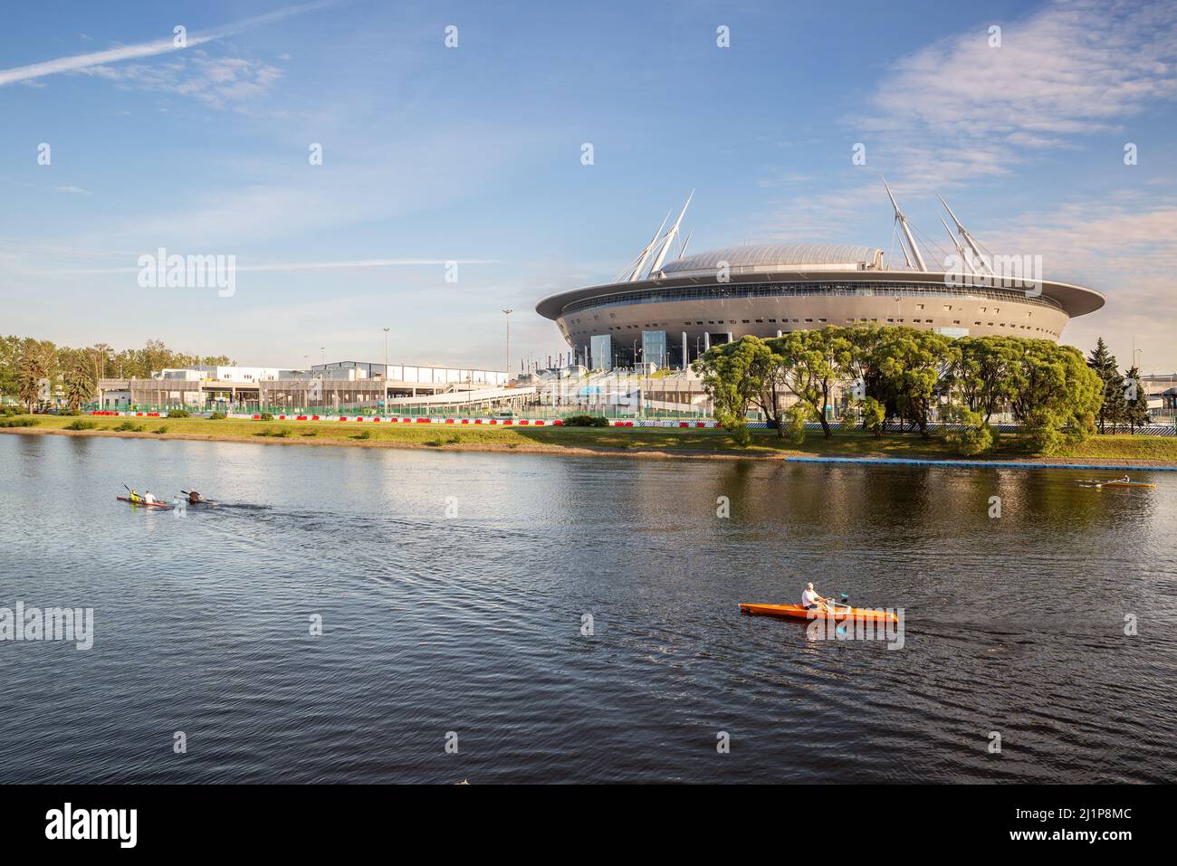 St. Petersburg, Russland - Juli 2018: Ruderkanal und Gazprom-Arena-Stadion auf der Insel Krestowski. Sporteinrichtungen in St. Petersburg Stockfoto