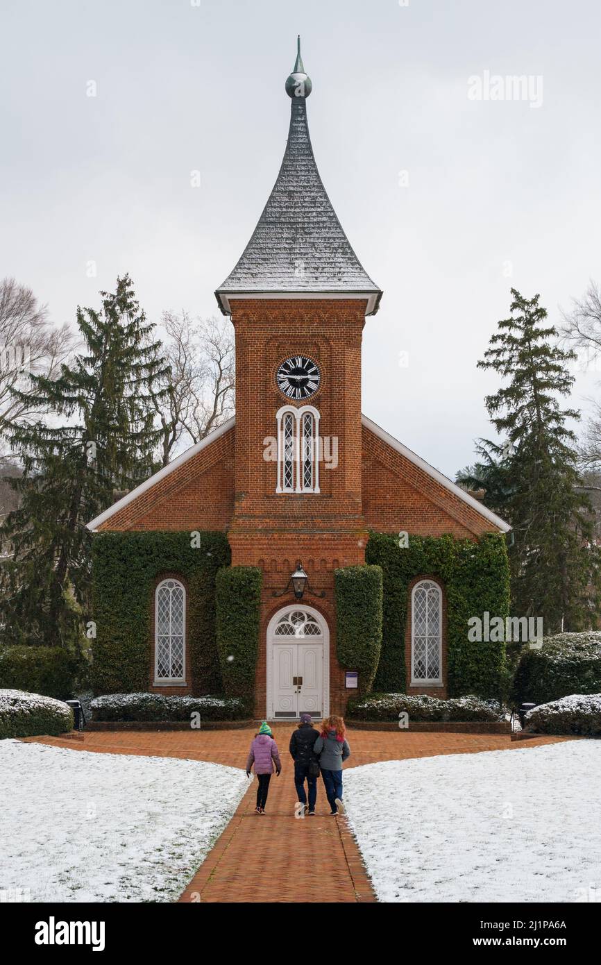 Washington und Lee University Chapel - Familie in Backsteinsteg nach einem Schnee. In Lexington, Virginia. Stockfoto