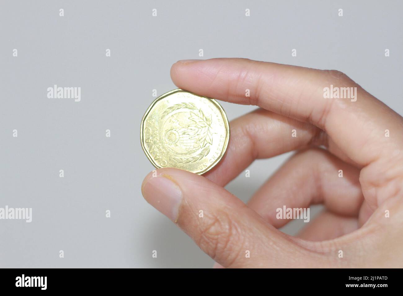 Kanadische Münze auf Frauenhand, Münze in Frauenhand Stockfoto