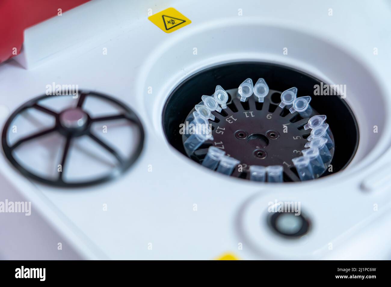 PCR-Testgeräte enthalten farbloses Reaktionsgefäß aus Polypropylen mit einem eng anliegenden Deckel Stockfoto