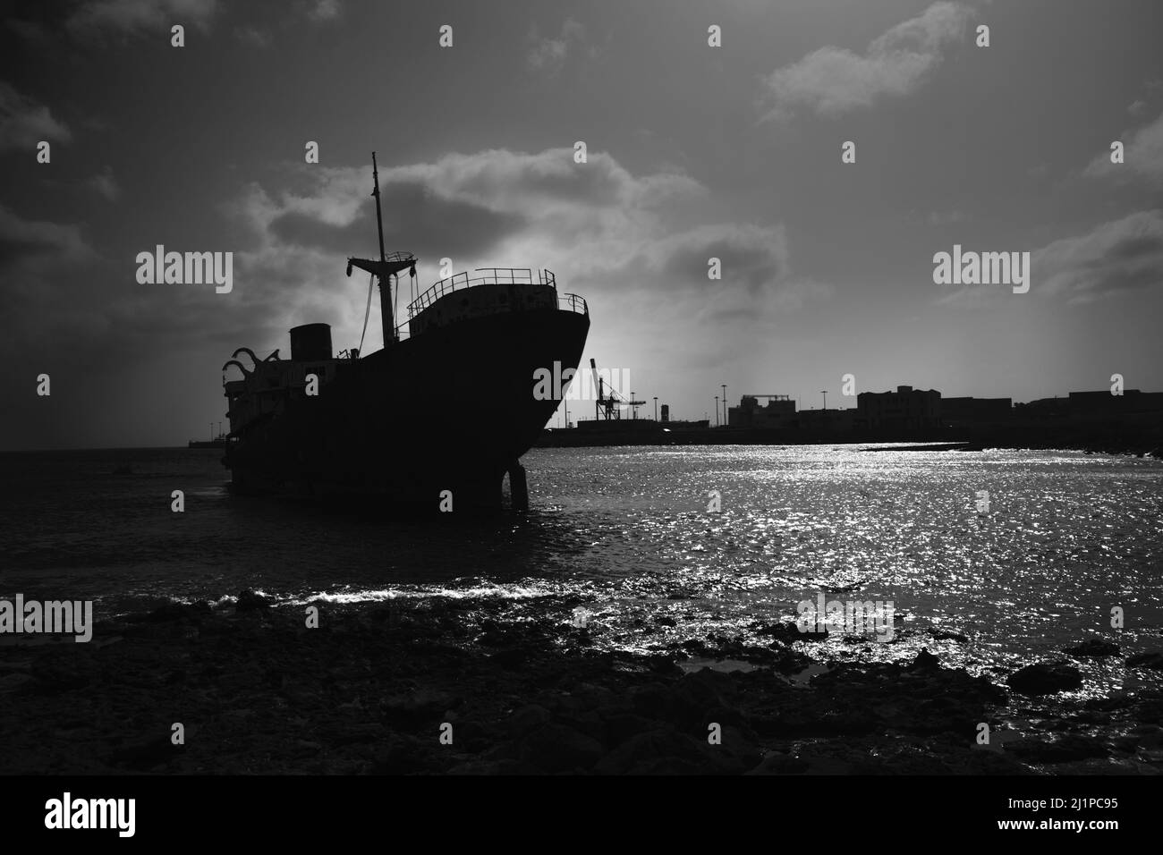 Schiffswrack außerhalb von Arrecife Lanzarote, etwa eine Meile nordöstlich des Hafens von Arrecife. Es war ein britisches Frachtschiff, das 1954 gebaut wurde. 1981 lief sie agrou Stockfoto