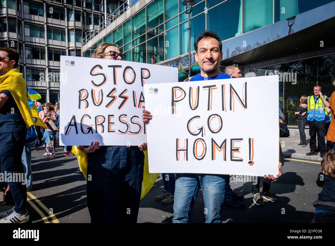 Tausende marschieren solidarisch gegen den Krieg in der Ukraine. "London steht mit der Ukraine" zeigt die Unterstützung für das ukrainische Volk. Samstag, 26. März 22. Stockfoto