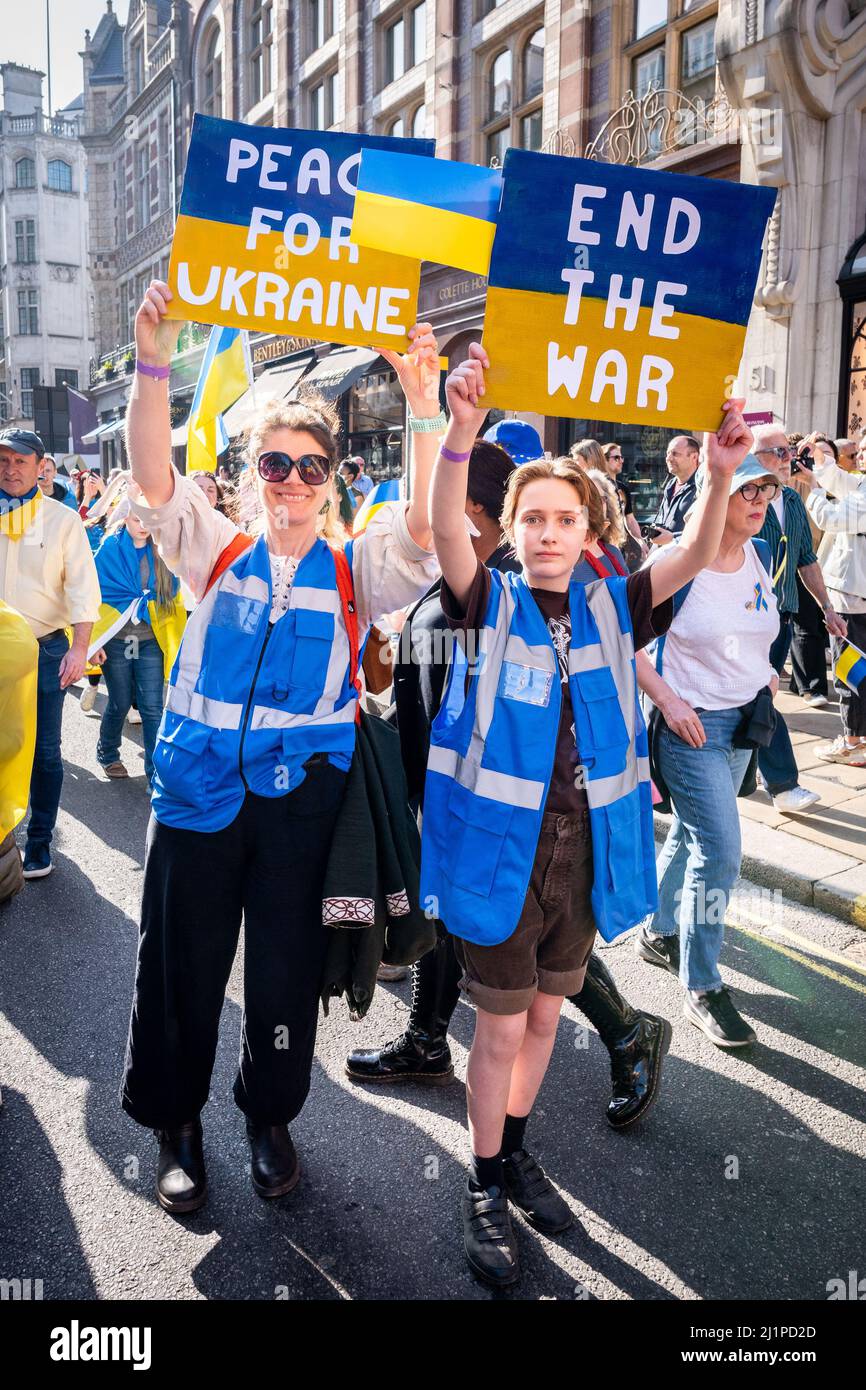 Tausende marschieren solidarisch gegen den Krieg in der Ukraine. "London steht mit der Ukraine" zeigt die Unterstützung für das ukrainische Volk. Samstag, 26. März 22. Stockfoto