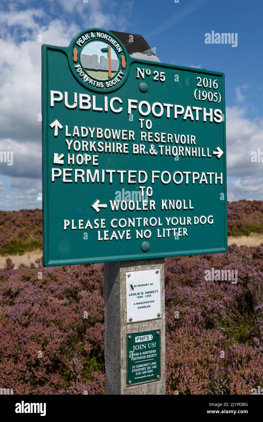 Öffentlicher Fußweg aus Gussmetall auf Win Hill Pike in der Nähe von Hope, Derbyshire, mit Wegweiser zum Ladybower Reservoir, Hope und Wooler Knoll Stockfoto