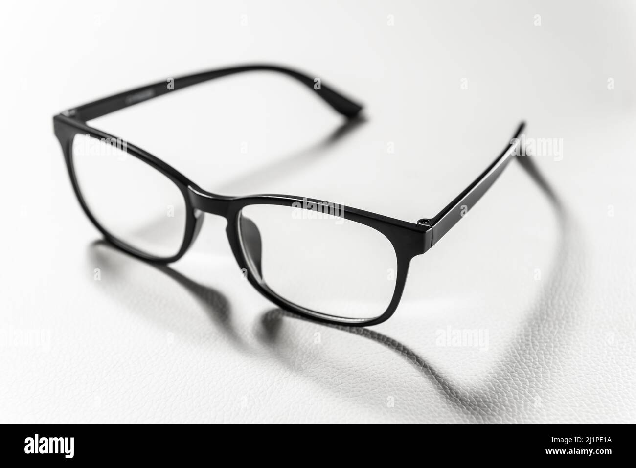 Blaue Brillen Brillen Brillen Specs clear schwarz optisch clean weiß Transparent Augenschutz Lesestoff aus der Nähe Stockfoto
