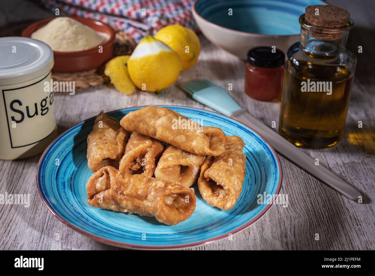 Pestiños, süß aus einem gebratenen Teig auf Basis von Mehl, Öl, Zitrone, Honig, Zucker und Gewürzen. Stockfoto