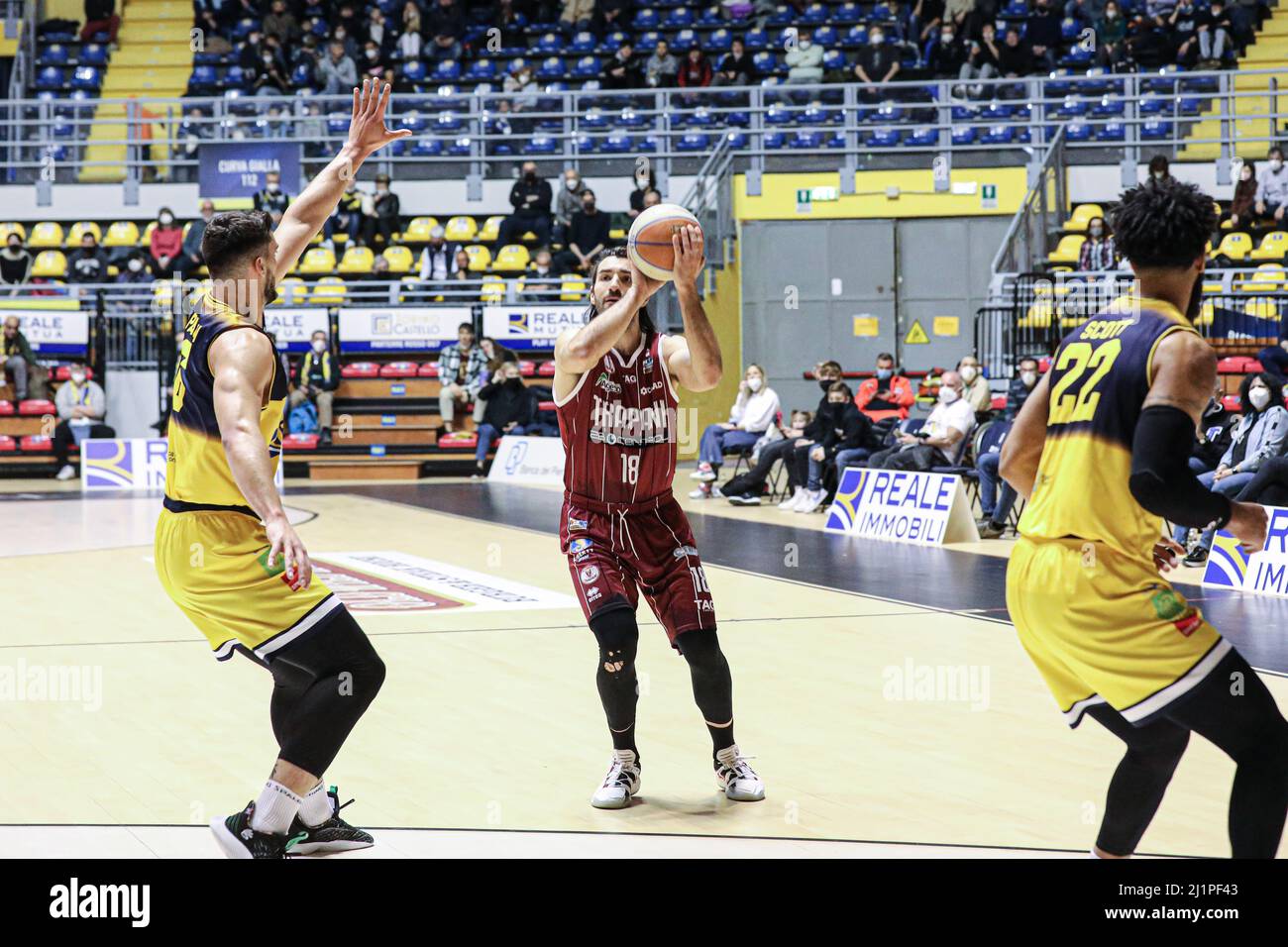 Turin, Italien. 27. März 2022. Italien, Turin, 27. März 2022, Spiel der Lega Nazionale Pallacanestro Championship A2 reale Muta Torino gegen 2B Control Trapani. Torino Win 79 -63 (Foto von Norberto Maccagno/Pacific Press) Quelle: Pacific Press Media Production Corp./Alamy Live News Stockfoto