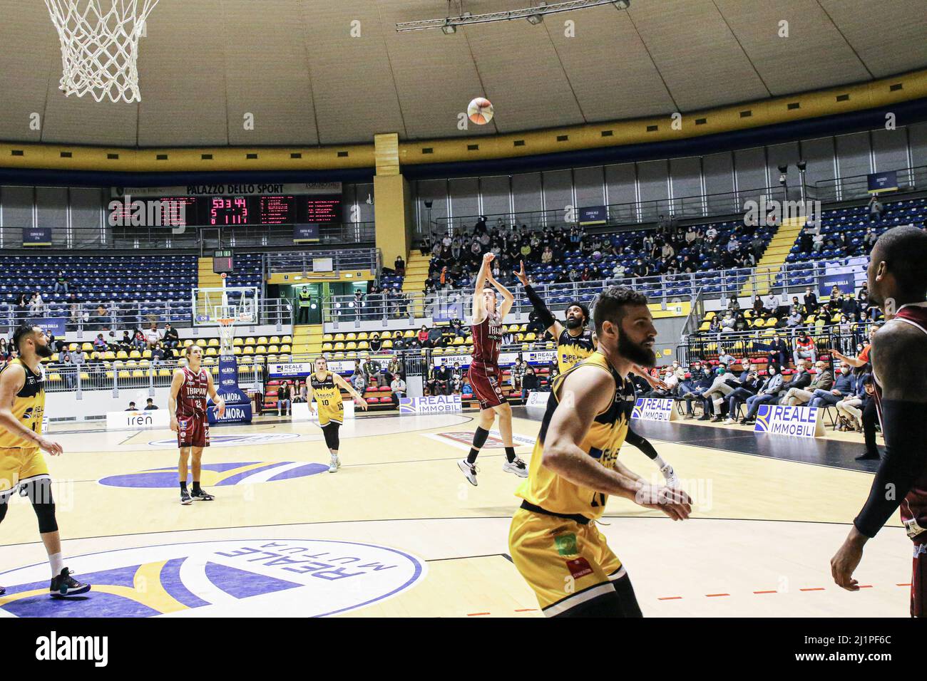 Turin, Italien. 27. März 2022. Italien, Turin, 27. März 2022, Spiel der Lega Nazionale Pallacanestro Championship A2 reale Muta Torino gegen 2B Control Trapani. Torino Win 79 -63Italy, Torino, 27 Marzo 2022, Spiel von Lega Nazionale Pallacanestro Championship A2 reale Muta Torino gegen 2B Control Trapani. Torino Win 79 -63 (Foto von Norberto Maccagno/Pacific Press) Quelle: Pacific Press Media Production Corp./Alamy Live News Stockfoto