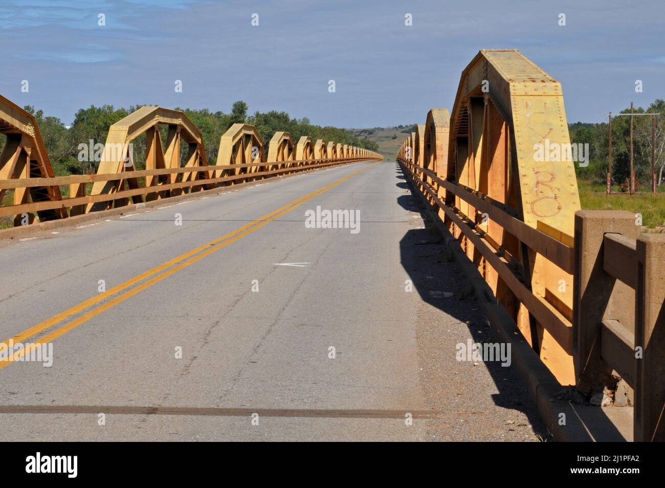 Die Wahrzeichen der William H. Murray Bridge an der Route 66 in der Nähe von Bridgeport, OK, wird wegen ihrer Pony-Truss-Konstruktion auch Pony Bridge genannt. Stockfoto