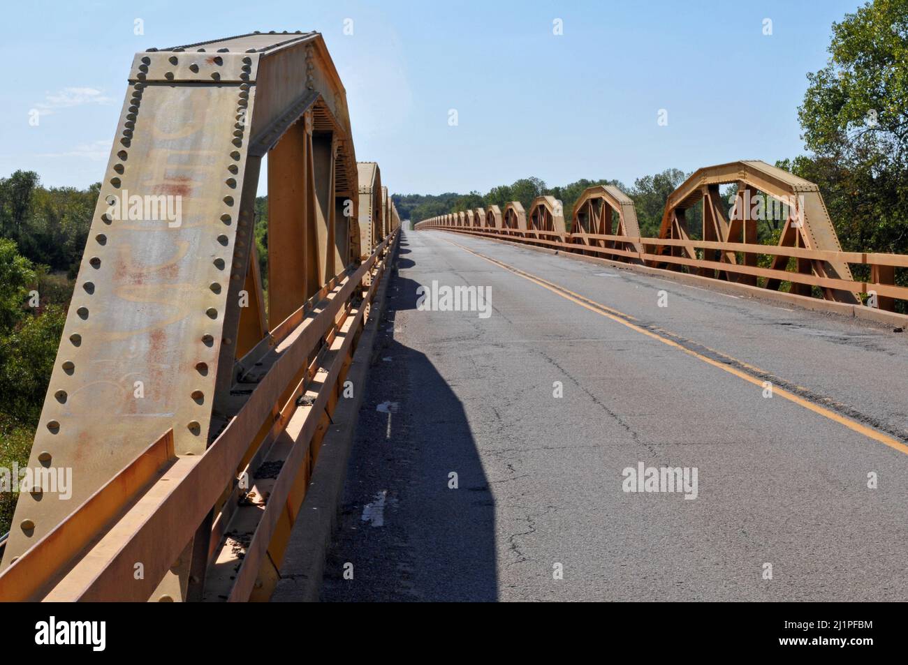 Die Wahrzeichen William H. Murray Bridge oder Pony Bridge auf der Route 66 in der Nähe von Bridgeport, OK, ist eine der längsten Brücken auf der berühmten America Road. Stockfoto