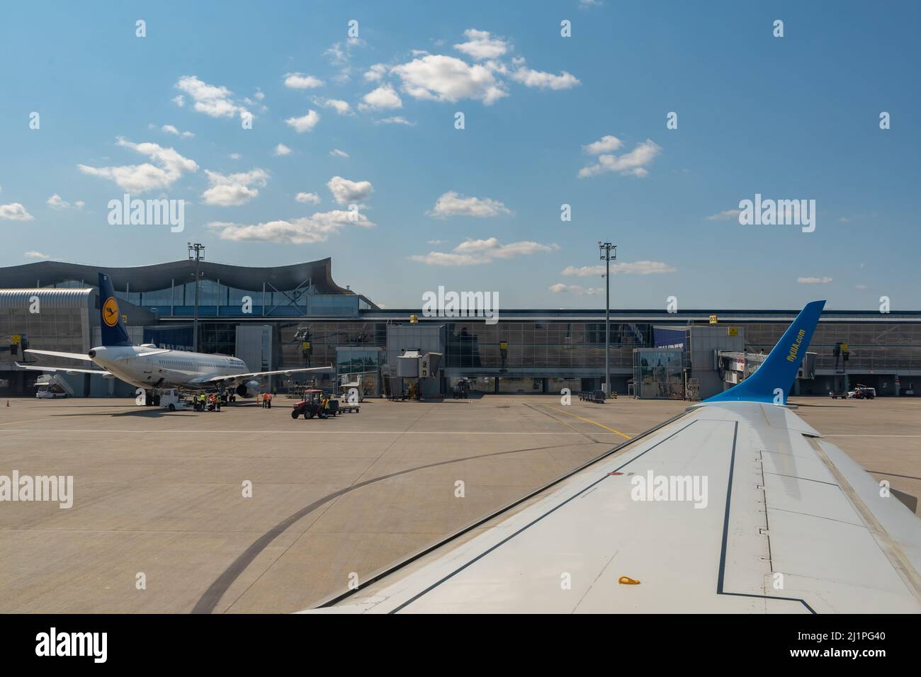 Internationaler Flughafen Boryspil. Terminal D und Parkplatz für Flugzeuge. Flugzeug auf dem Vorfeld. Flüge und Reisen. Kiew, Ukraine - 3. August 2021. Stockfoto