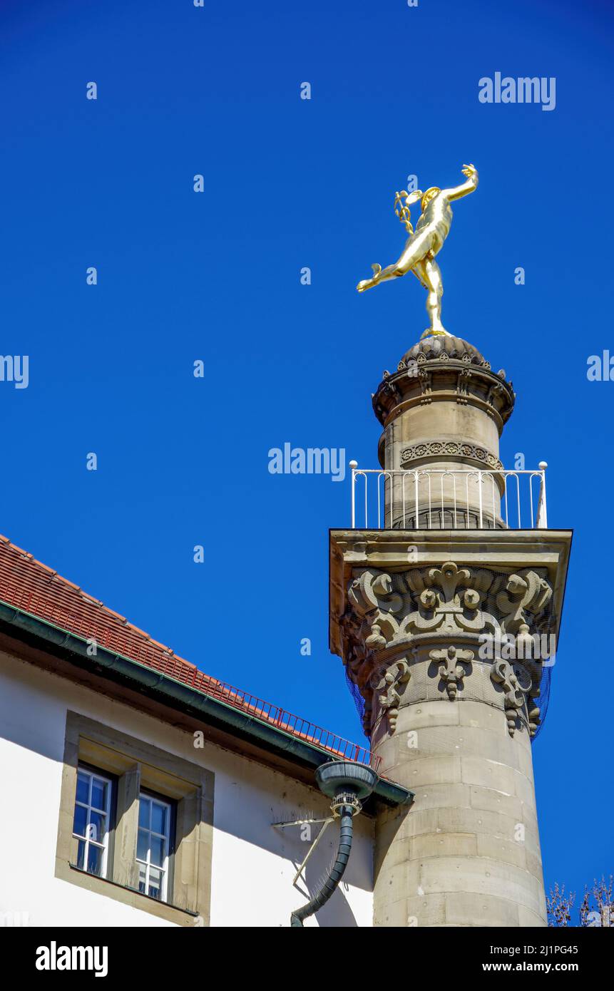 Stuttgart, Baden-Württemberg, Deutschland: Vergoldete Merkursäule auf der sogenannten Merkursäule, einem ehemaligen Wasserturm. Stockfoto