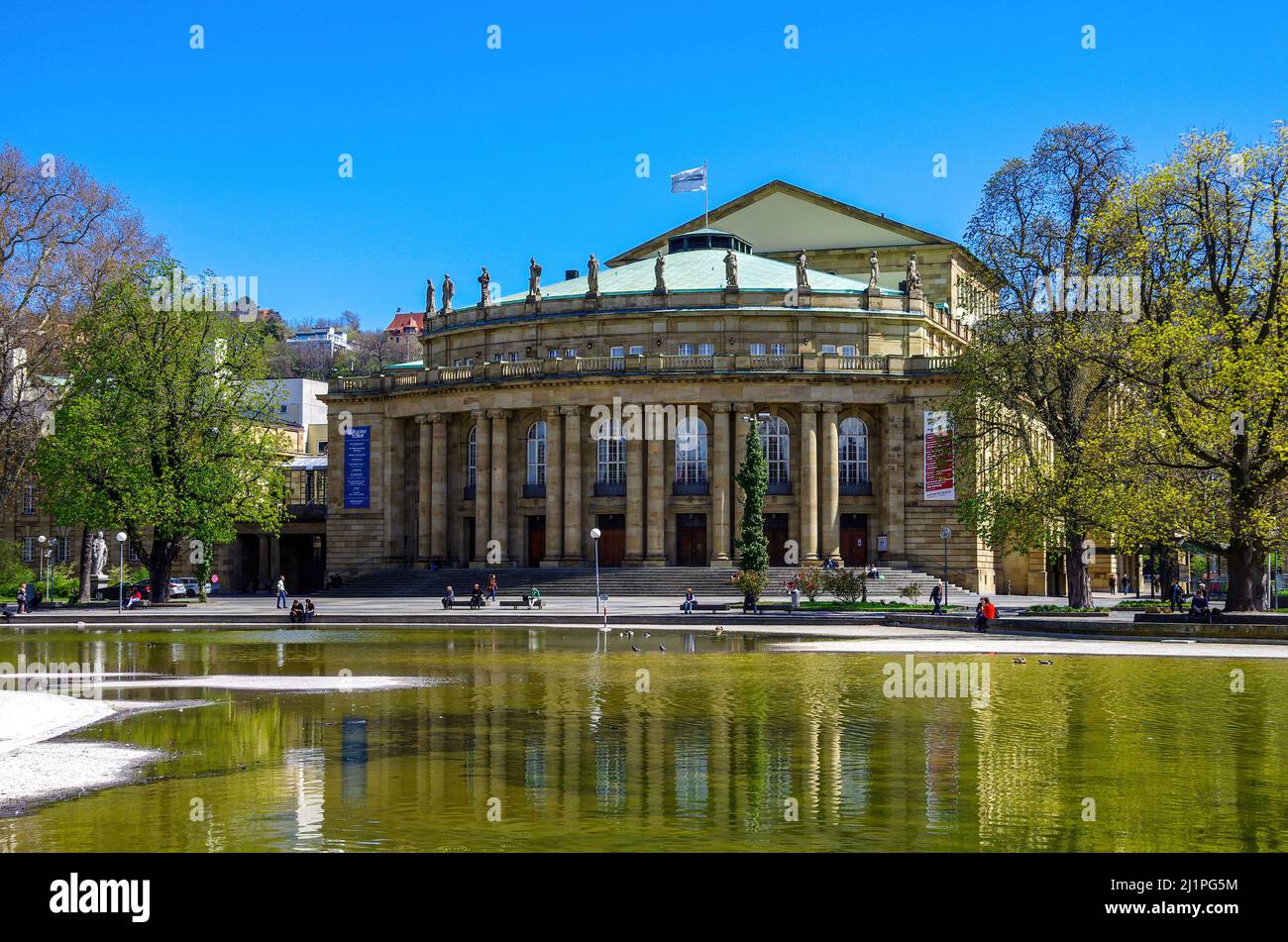 Stuttgart, Baden-Württemberg, Deutschland: Blick über den Eckensee-Teich im Oberen Schlossgarten auf die Oper des Staatstheaters Stuttgart. Stockfoto