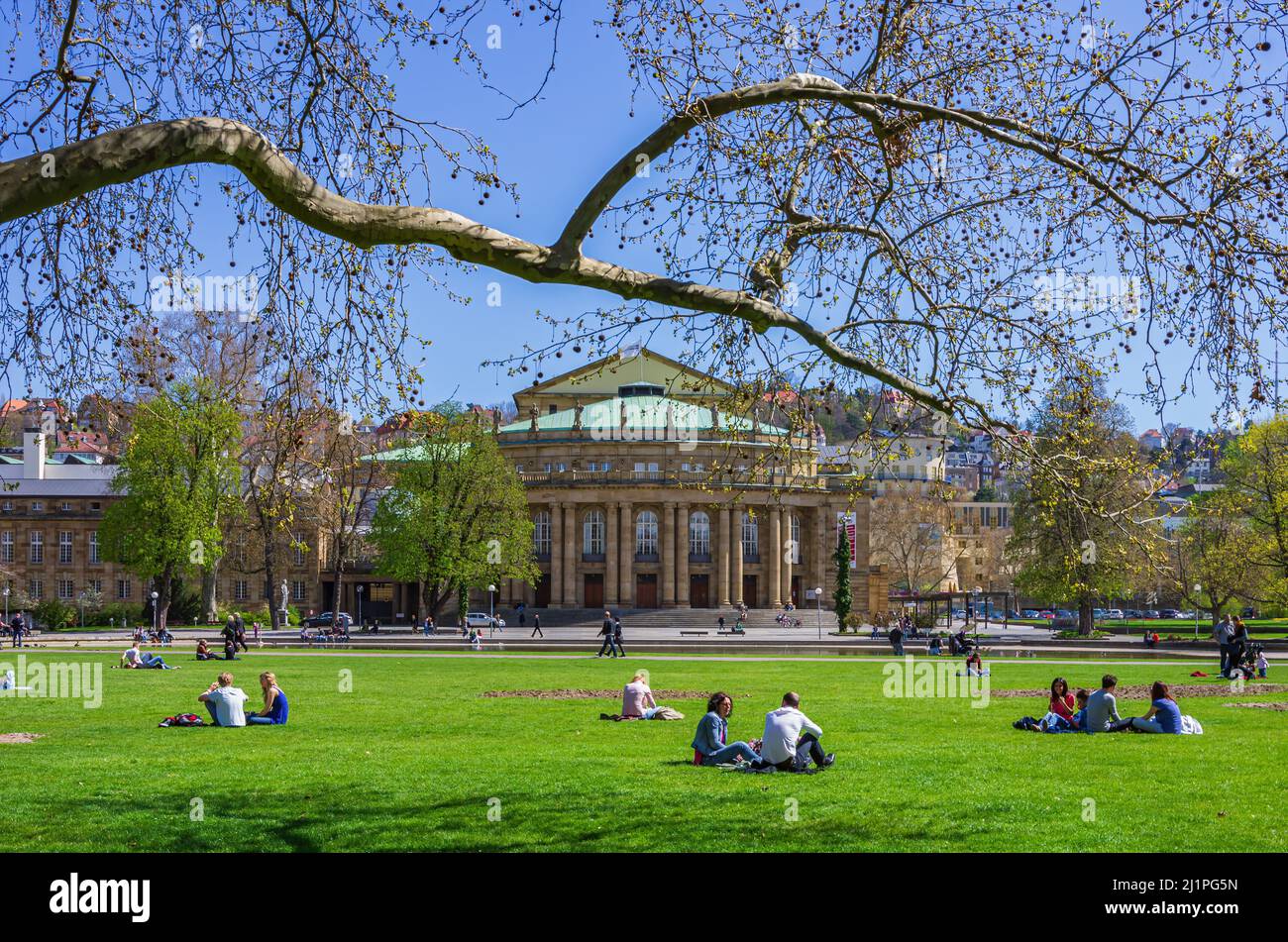 Stuttgart, Baden-Württemberg, Deutschland: Überfüllte Szene und Blick über den Oberen Schlossgarten bis zur Oper des Staatstheaters Stuttgart. Stockfoto