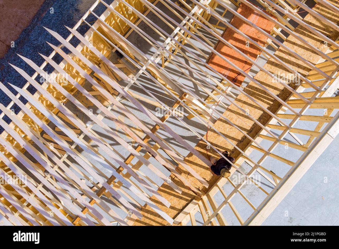 Neue Hauskonstruktion innen mit Holzdachbinder freiliegende Rahmung Stockfoto