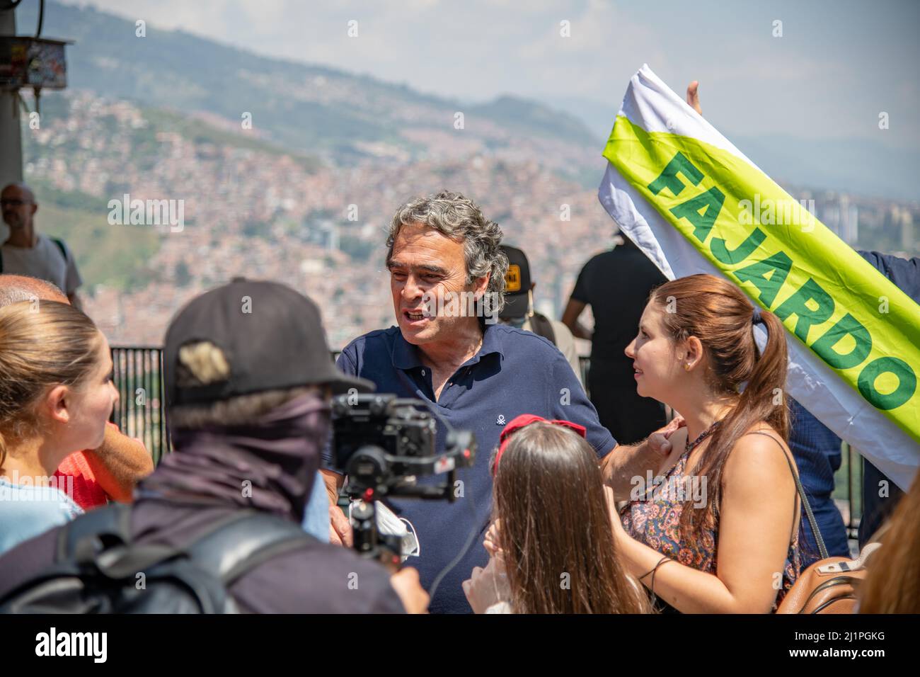 Sergio Fajardo während seines Präsidentschaftswahlkampfs in Comuna 13 in Medellin, Kolumbien Stockfoto