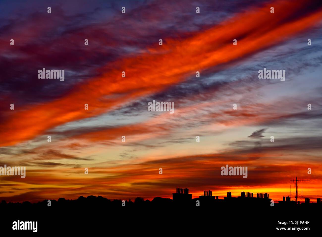 Roter Sonnenaufgang über der Stadt Stockfoto