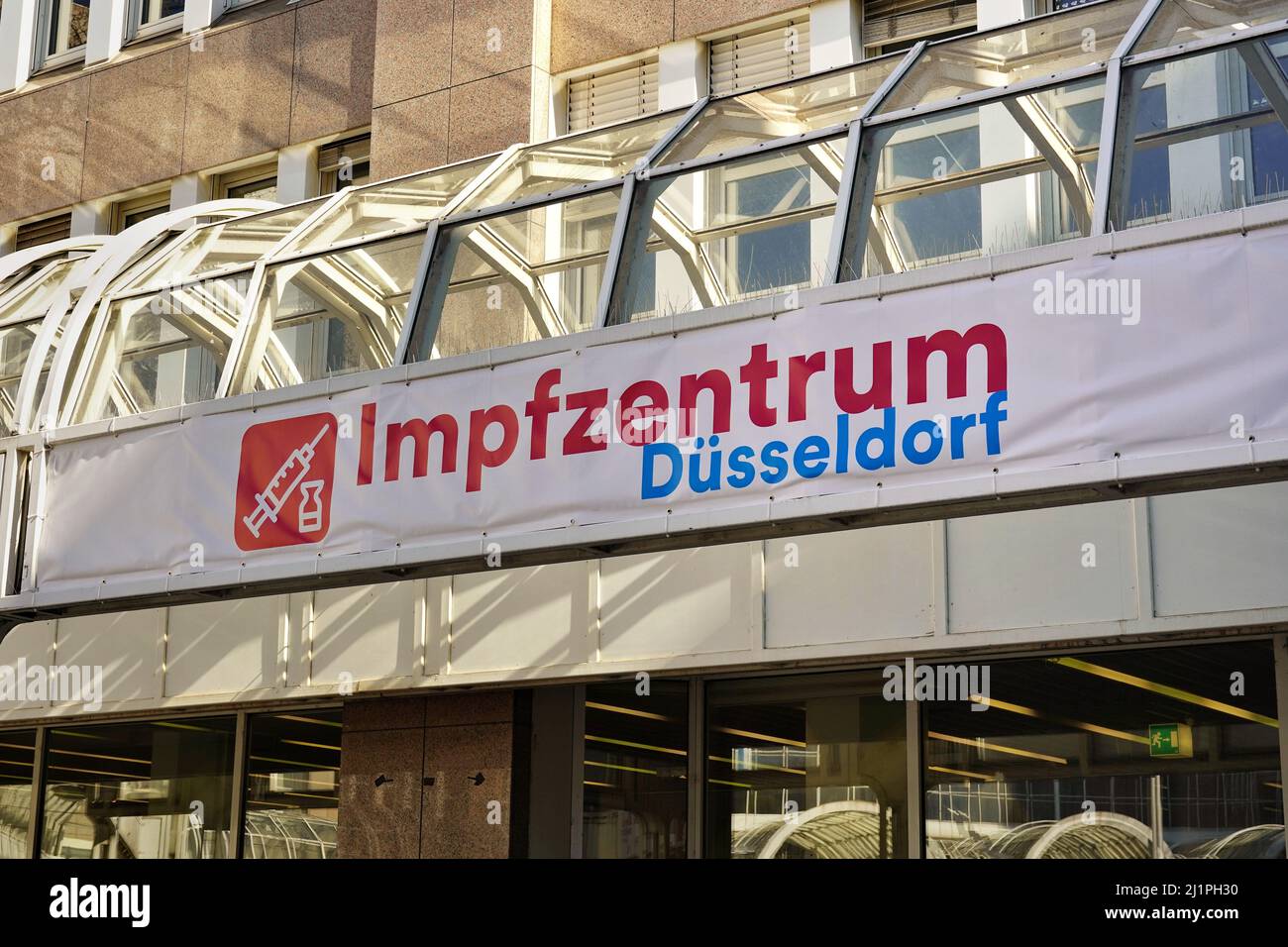 Corona Impfzentrum am Bertha-von-Suttner-Platz gegenüber dem Hauptbahnhof in Düsseldorf, Deutschland. Stockfoto