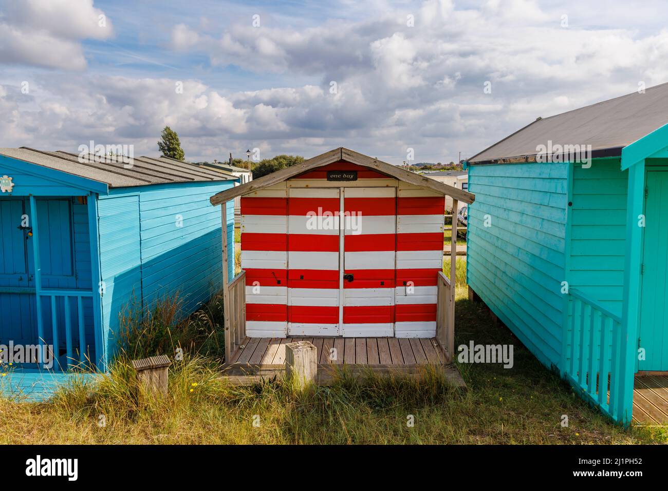 Hölzerne Strandhütten am Strand von Heacham North Beach, einem Küstendorf im Westen von Norfolk, England, mit Blick auf die Wash Stockfoto