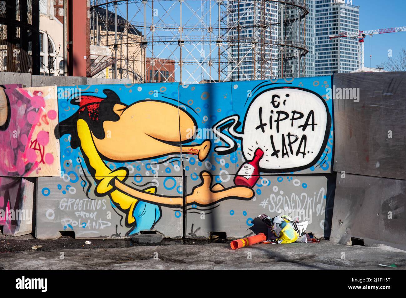Nur zur redaktionellen Verwendung: Ei tippa tapa. Straßenkunst des polnischen Graffiti-Künstlers Szwedzki auf der Suvilahti-Graffiti-Mauer in Helsinki, Finnland. Stockfoto