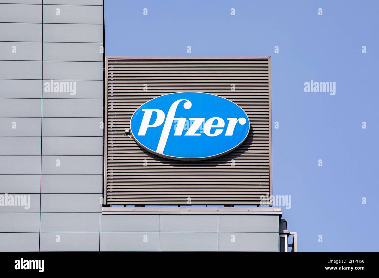 Pfizer-Logo am finnischen Hauptsitz von Pfizer Pharmaceuticals in Helsinki, Finnland Stockfoto