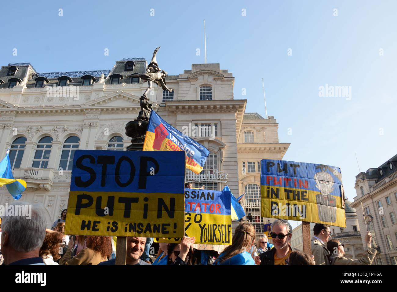 London steht mit Ukraine Demonstration Samstag 26.. März 2022 Stockfoto