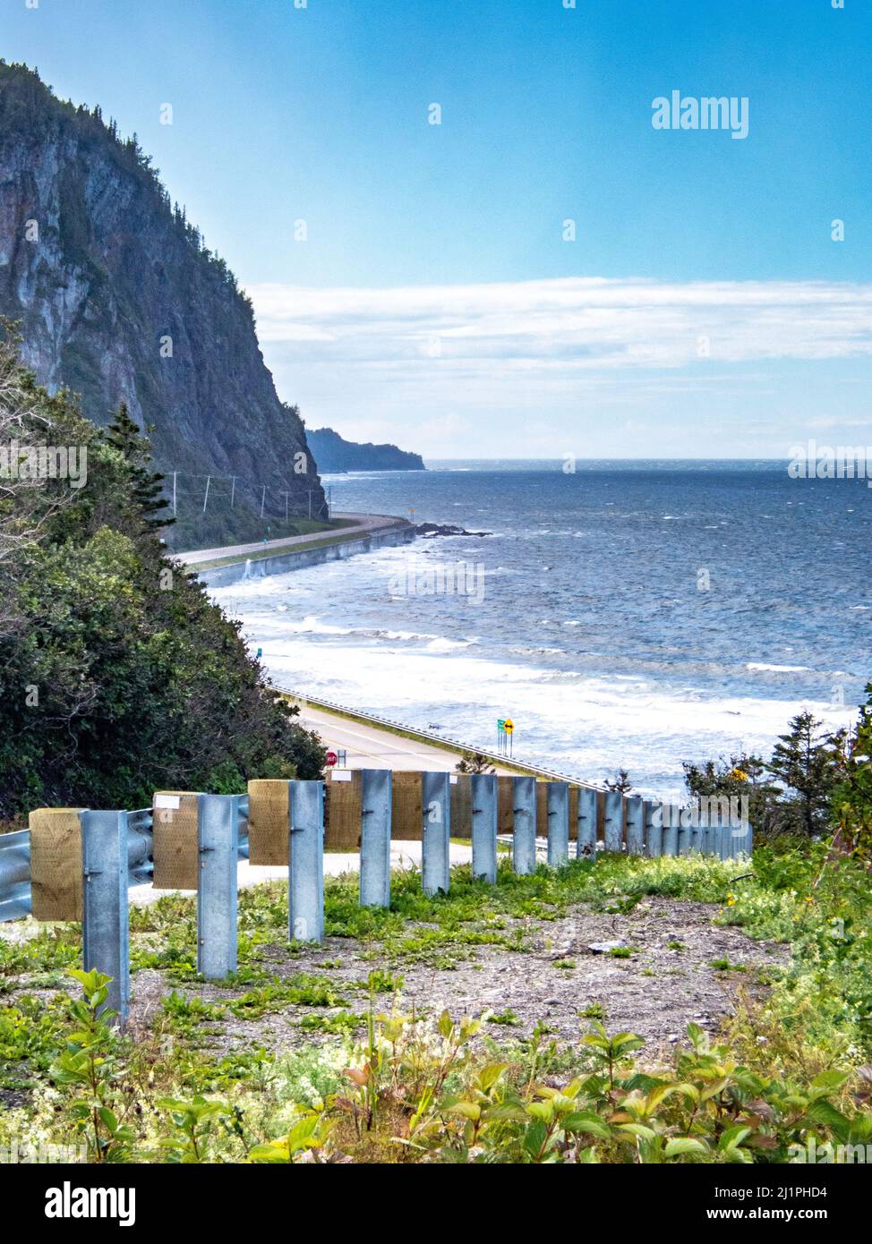 Blick auf die Straße 132 in La Martre, Quebec, Kanada. Haute-Gaspesie, Kanada. Küstenstraße des St-Lawrence-Flusses im östlichen Teil von Quebec Stockfoto