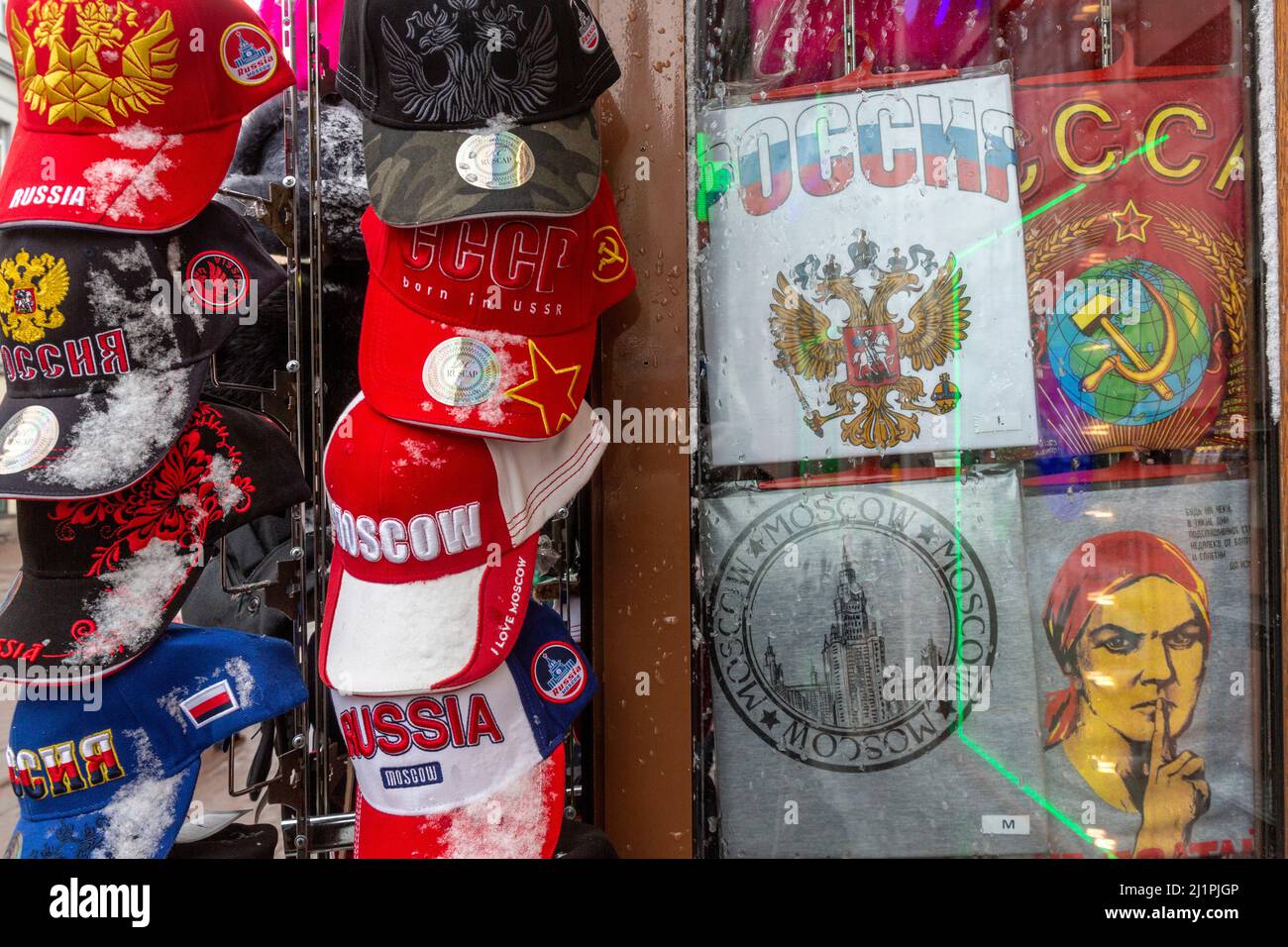 Moskau, Russland. 27.. März 2022 T-Shirts und Mützen an der Theke eines Souvenirshops in der Arbat Street im Zentrum von Moskau, Russland Stockfoto