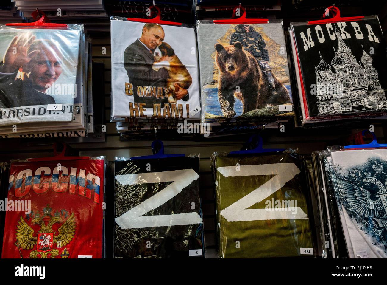 Moskau, Russland. 27.. März 2022 T-Shirts im Sortiment mit einem Schild "Z" und einem Porträt von Wladimir Putin an einem Schalter eines Souvenirshops in der Arbat-Straße im Zentrum von Moskau, Russland Stockfoto