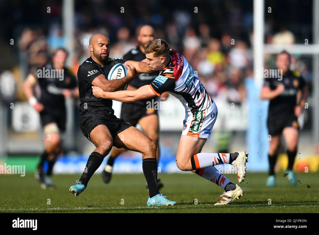 Tom O'Flaherty von Exeter Chiefs weicht Jack Van Poortvliet von Leicester Tigers während des Gallagher Premiership Rugby-Spiels zwischen Exeter Chiefs und Leicester Tigers am 27. März 2022 in Sandy Park, Exeter, aus. Foto von Scott Boulton. Nur zur redaktionellen Verwendung, Lizenz für kommerzielle Nutzung erforderlich. Keine Verwendung bei Wetten, Spielen oder Veröffentlichungen einzelner Clubs/Vereine/Spieler. Kredit: UK Sports Pics Ltd/Alamy Live Nachrichten Stockfoto