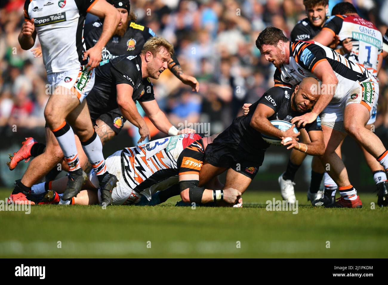 Joe Heyes von Leicester Tigers holt Tom O'Flaherty von Exeter Chiefs während des Gallagher Premiership Rugby-Spiels zwischen Exeter Chiefs und Leicester Tigers am 27. März 2022 in Sandy Park, Exeter, nieder. Foto von Scott Boulton. Nur zur redaktionellen Verwendung, Lizenz für kommerzielle Nutzung erforderlich. Keine Verwendung bei Wetten, Spielen oder Veröffentlichungen einzelner Clubs/Vereine/Spieler. Kredit: UK Sports Pics Ltd/Alamy Live Nachrichten Stockfoto