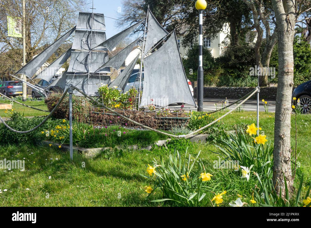 England, Devon, Kingsbridge, Quayside, Modellschiff & Blumen Stockfoto