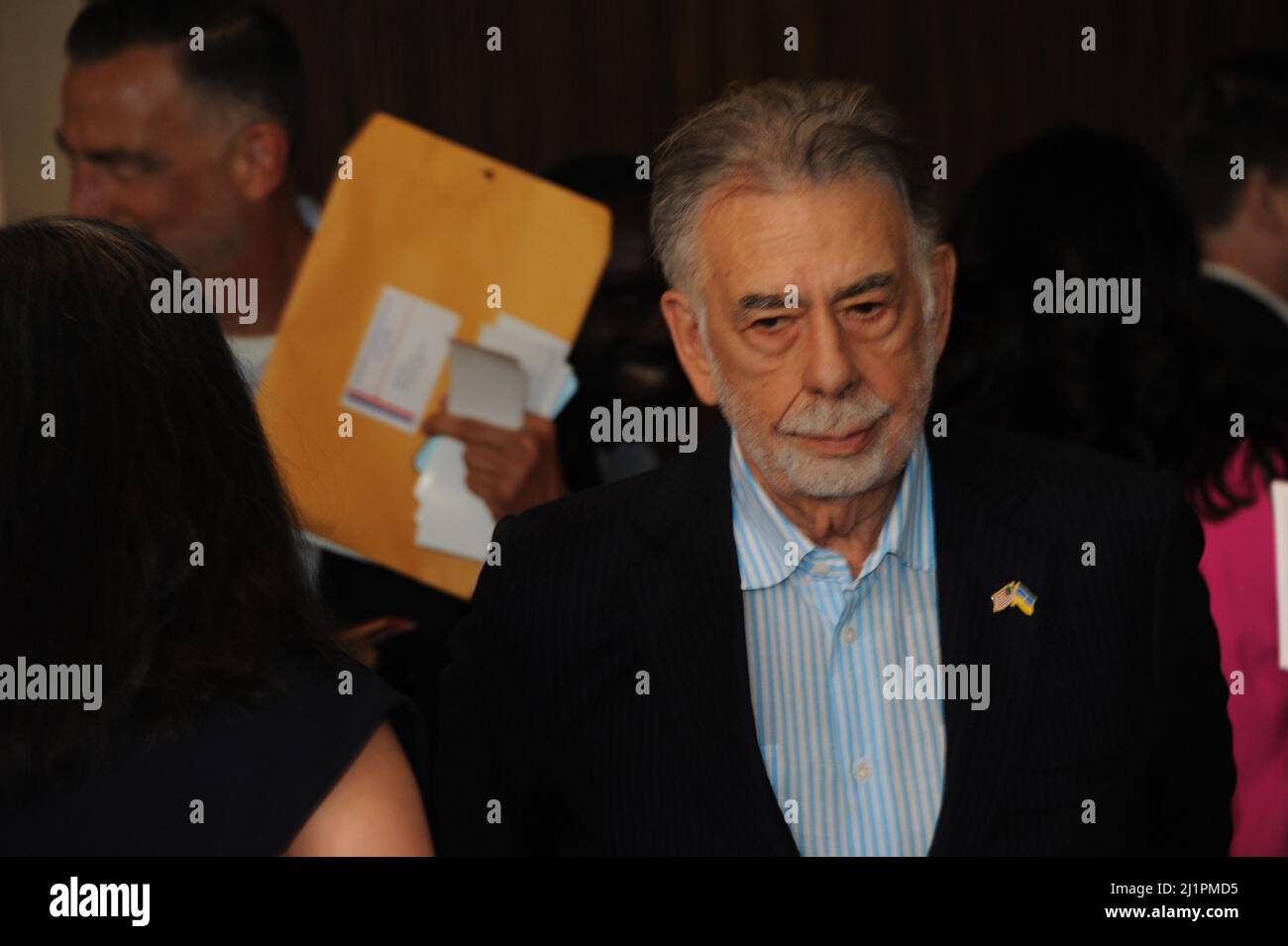 Francis Ford Coppola trägt einen Ukraine Pin an die Gilde der internationalen Kinematographen-Publizistin in Los Angeles 3.25.2022, Fotos von Nadja Sayej Stockfoto