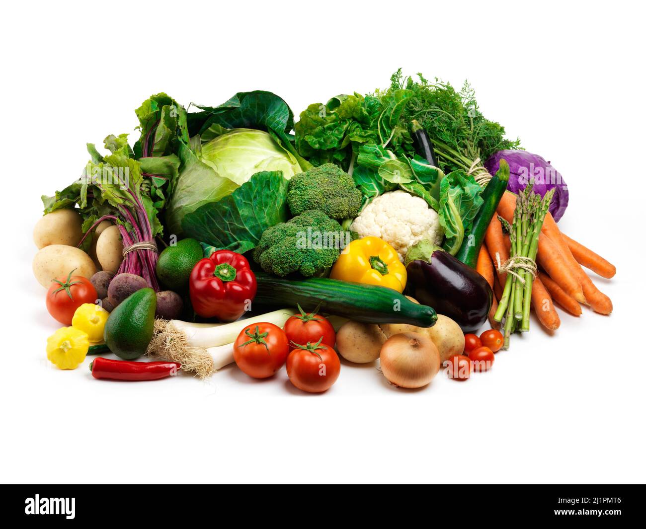 Alle Farben des Gartens. Studioaufnahme eines Haufen Obst und Gemüse vor weißem Hintergrund. Stockfoto