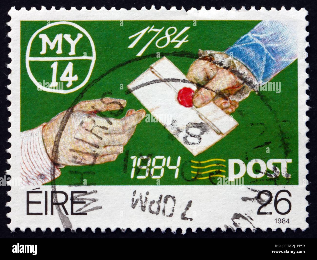 IRLAND - UM 1984: Eine in Irland gedruckte Briefmarke zeigt die Abgabe eines versiegelten Briefes, Zweihundertjahrfeier der Post, um 1984 Stockfoto