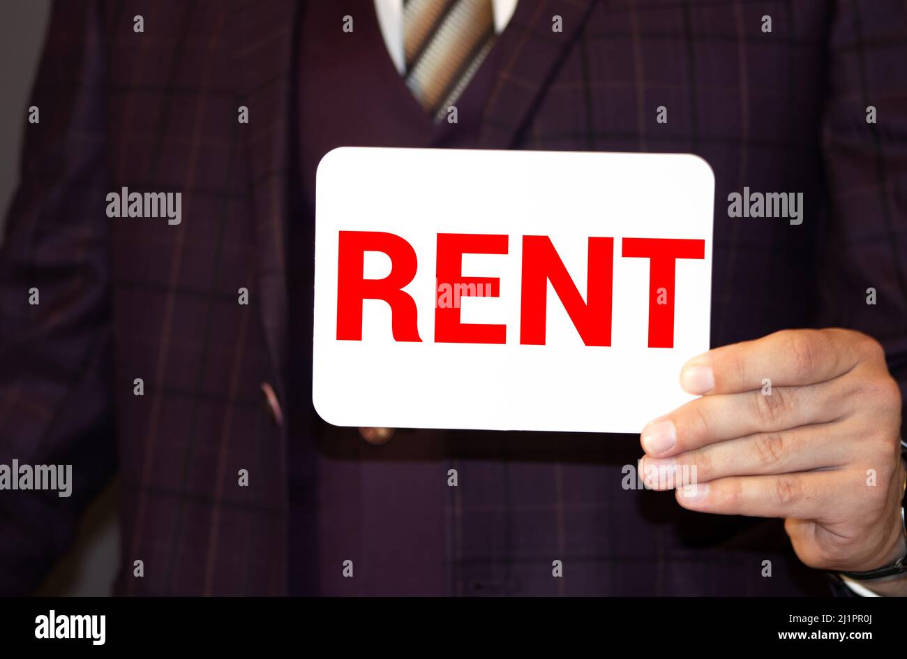 Rent or Buy. Text auf der Karte in der Hand Mann Stockfoto