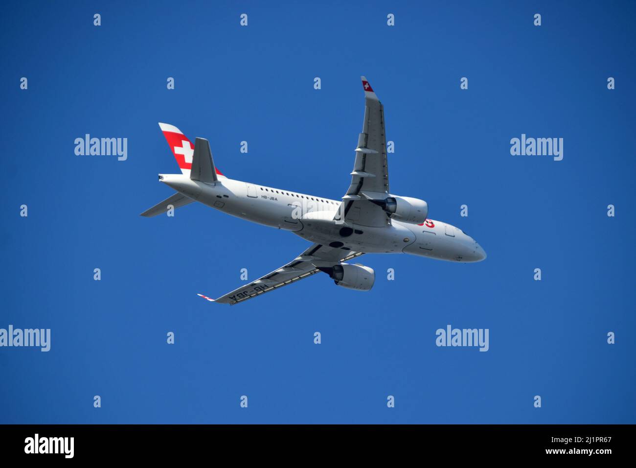Swiss International Air Lines Airbus A220 HB-JBA hat an einem sonnigen Tag den Flughafen London City verlassen Stockfoto
