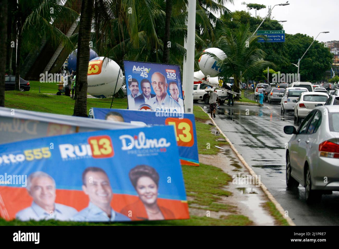 salvador, bahia, brasilien - 28. juli 2014: Propagandaausschuss während des Wahlkampfs auf einer Straße in der Stadt salvador. Stockfoto