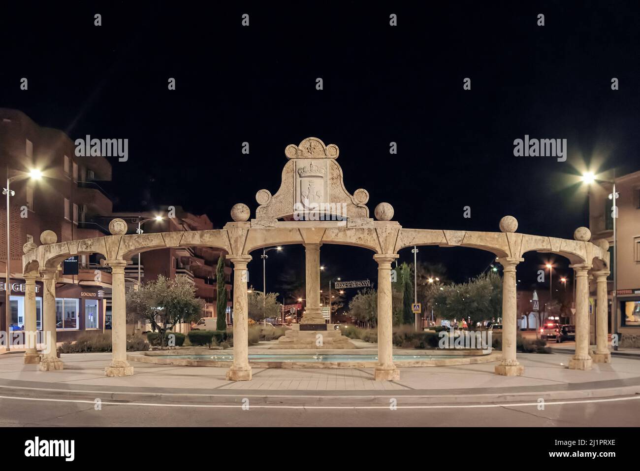 Bögen und Säule namens Rollo Jurisdiccional auf der Plaza de la Libertad in der Stadt Torrijos Provinz Toledo, Spanien, Europa Stockfoto