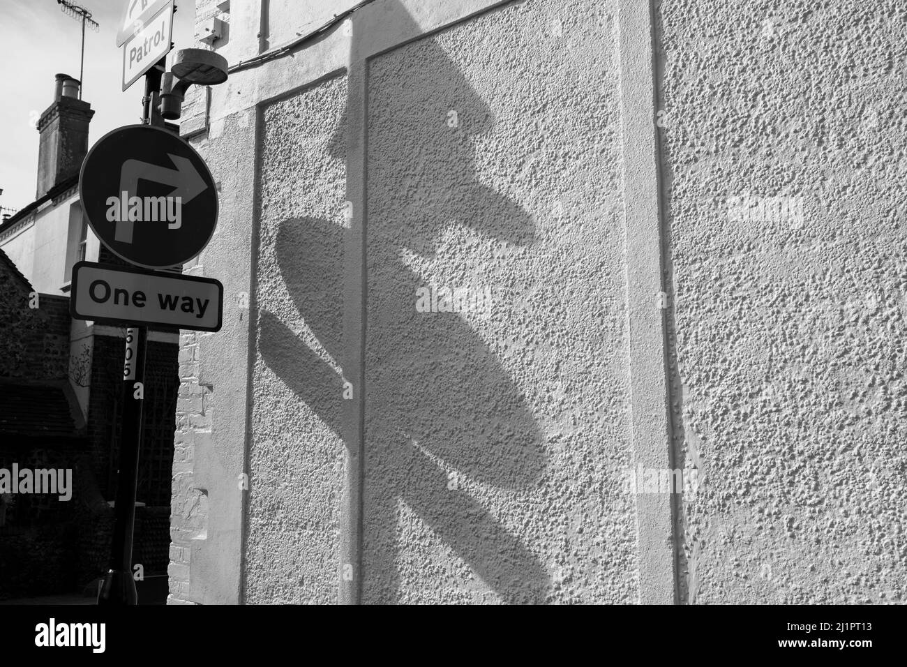 Der Schatten eines Puppenkopfes von einem Straßenschild Stockfoto