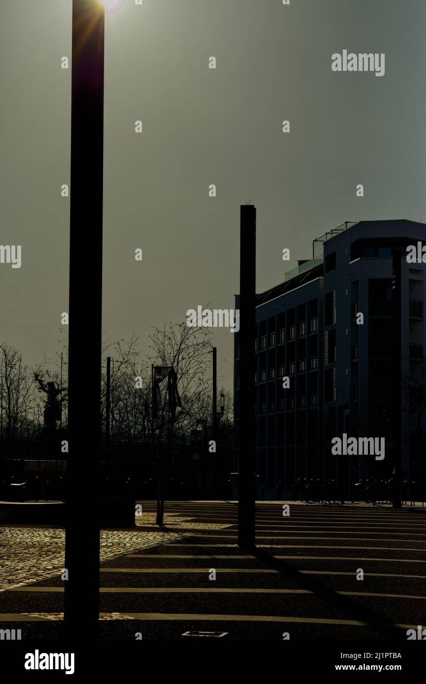 Urbane Szene mit moderner Architektur aus riesigen Stahlstelen und modernen Gebäuden im Hinterlicht in Offenbach, Hessen, Deutschland Stockfoto