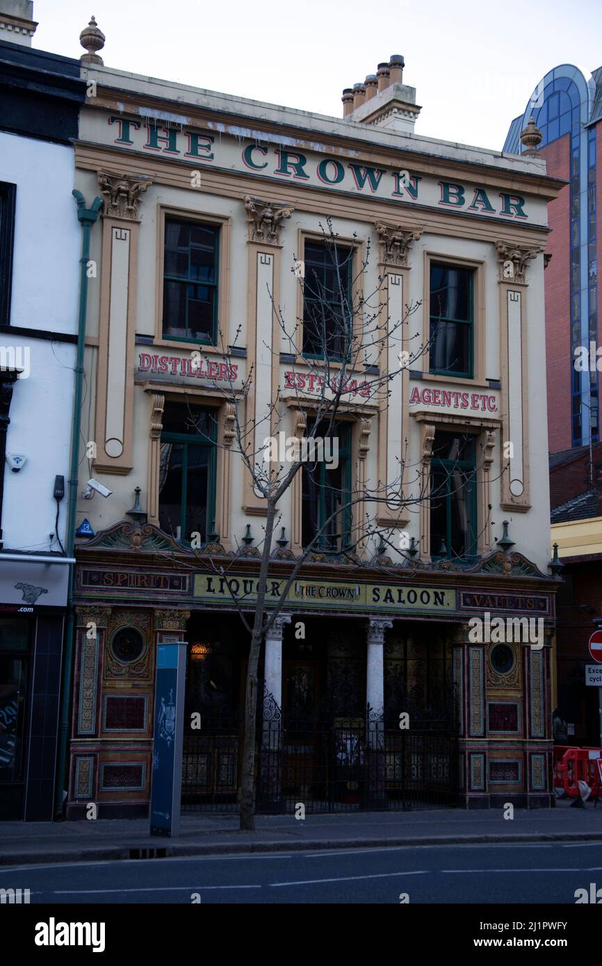 Das Äußere der Crown Bar eines der berühmtesten Pubs in Belfast Great Victoria Street, Belfast Nordirland Stockfoto