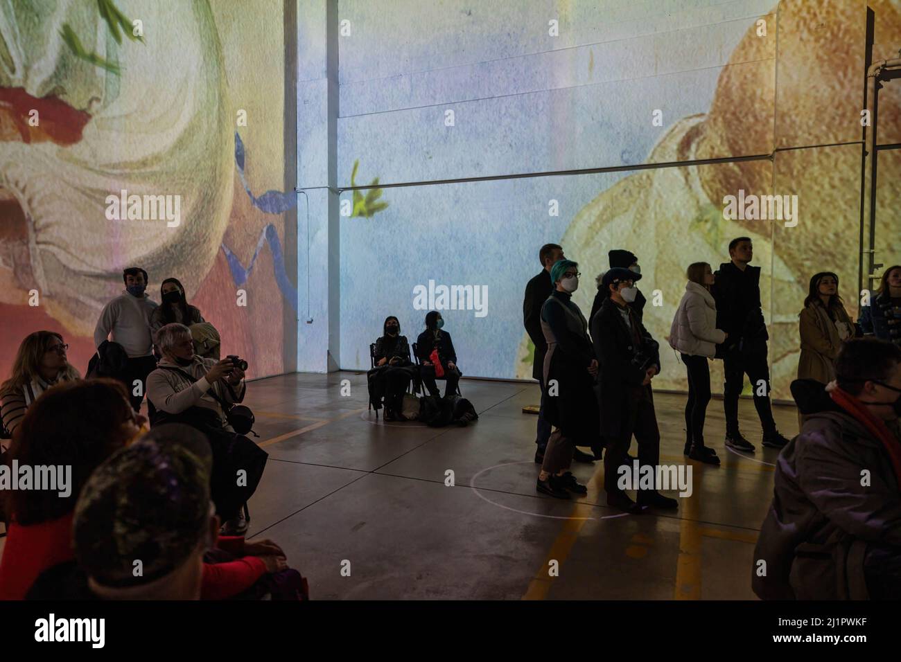 Toronto, Kanada. 26. März 2022. Besucher, die während einer immersiven Spendenausstellung gesehen wurden. In Toronto, Kanada, findet eine Ausstellung˜Immersive Schevchenko: Soul of Ukraine“ statt, die dem Werk des ukrainischen Dichters und Künstlers Taras Schevchenko (1814''“1861) gewidmet ist. Die Einnahmen aus dem Projekt werden zwischen dem Roten Kreuz und dem Fonds der Nationalbank der Ukraine verteilt. (Bild: © Katherine Cheng/SOPA Images via ZUMA Press Wire) Stockfoto